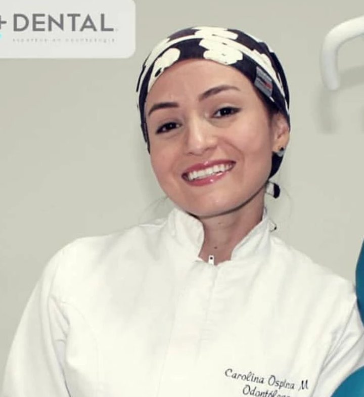 Odontóloga de Omas Dental O+ sonriendo junto al sillón