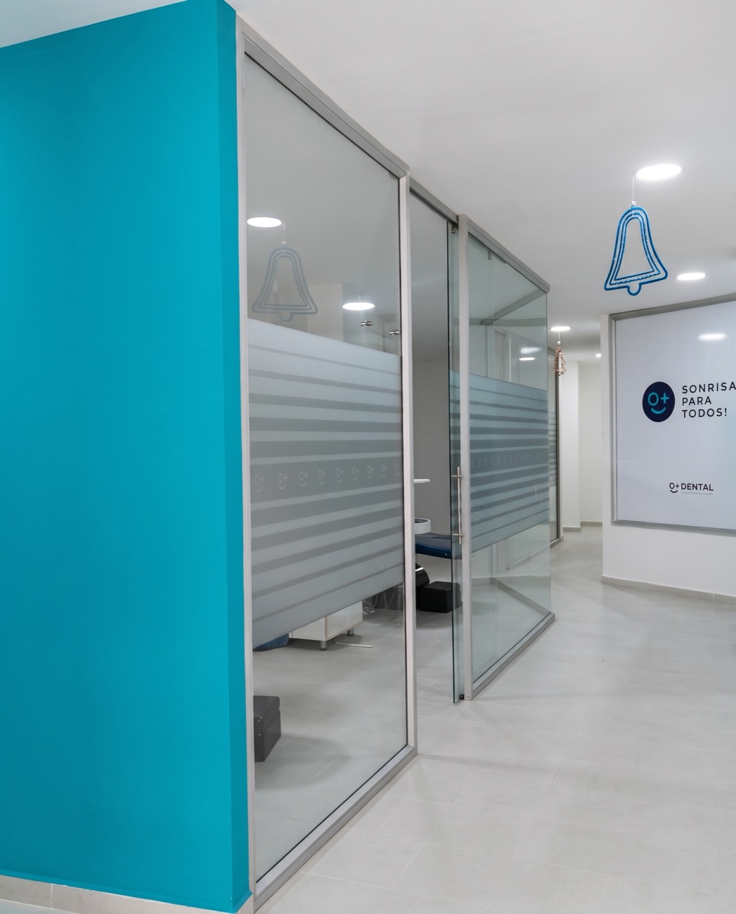 Pasillo y consultorios de Omas Dental O+